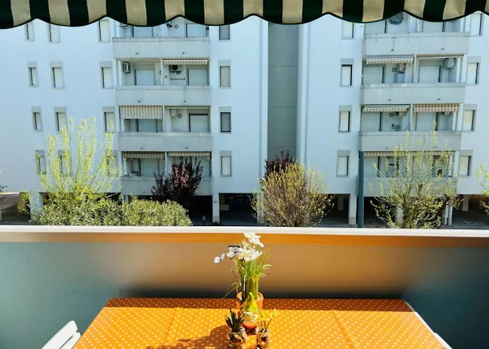 Bright With A Lovely Balcony アパート *