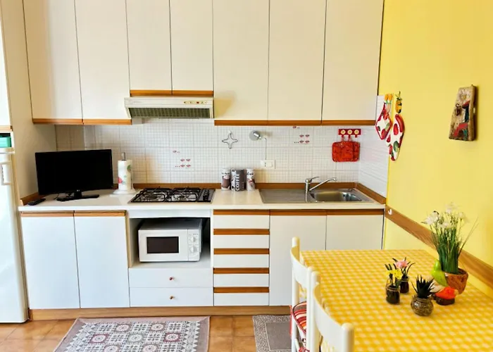 Bright With A Lovely Balcony بيبيوني